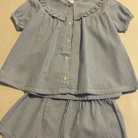 Practically New : H& M summer ruffle outfit ( fits bigger) size 3T - Picture 7 of 7